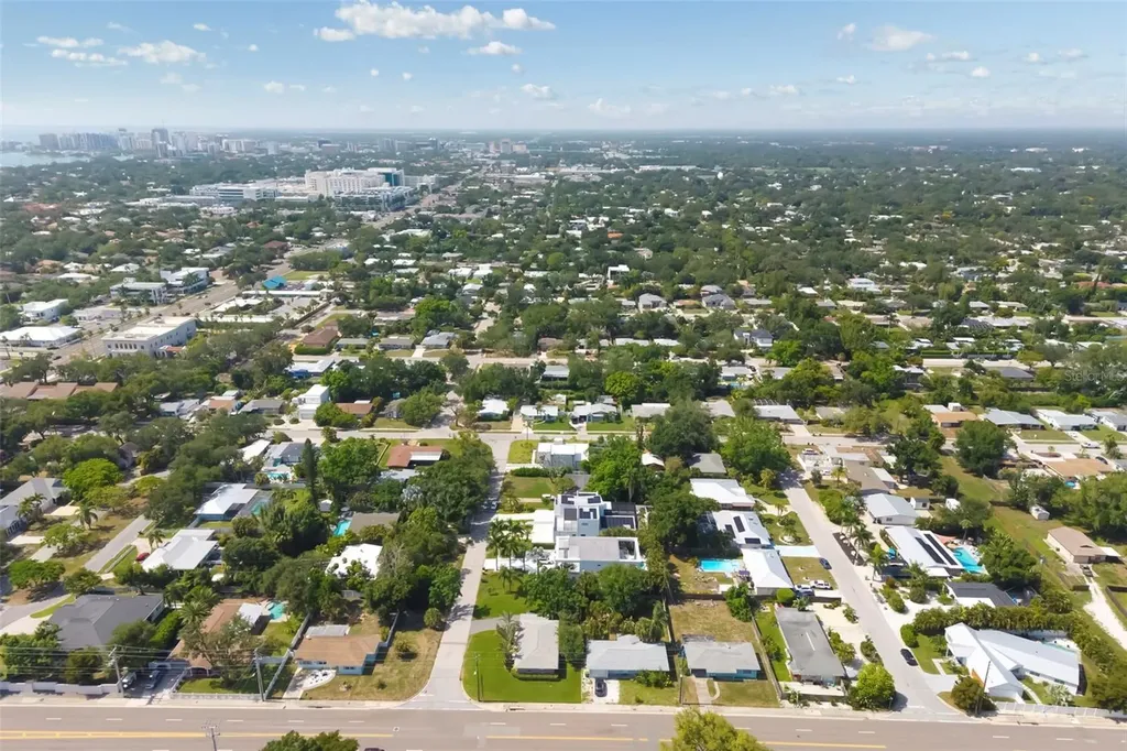 2742 S East Avenue Sarasota FL 34239