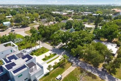 2742 S East Avenue Sarasota FL 34239
