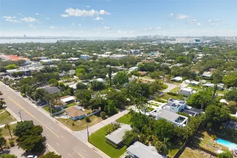 2742 S East Avenue Sarasota FL 34239