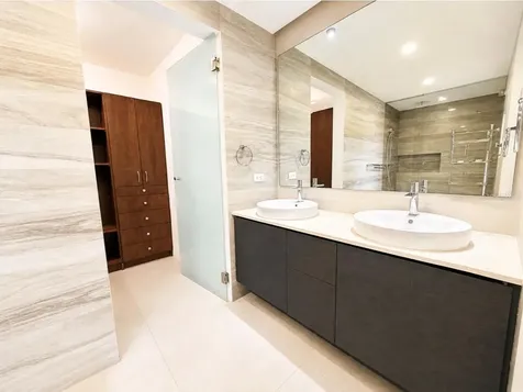 E 11 Reina Victoria Guaynabo PR 00969