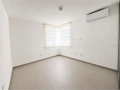 E 11 Reina Victoria Guaynabo PR 00969