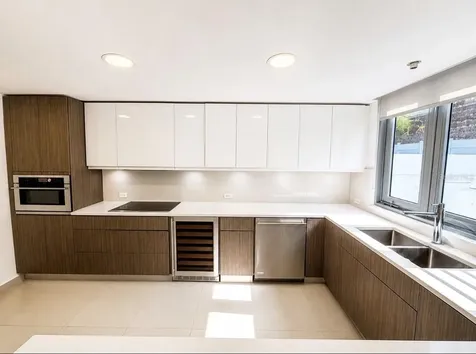 E 11 Reina Victoria Guaynabo PR 00969