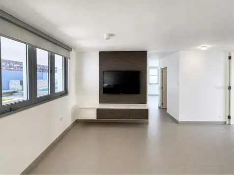 E 11 Reina Victoria Guaynabo PR 00969