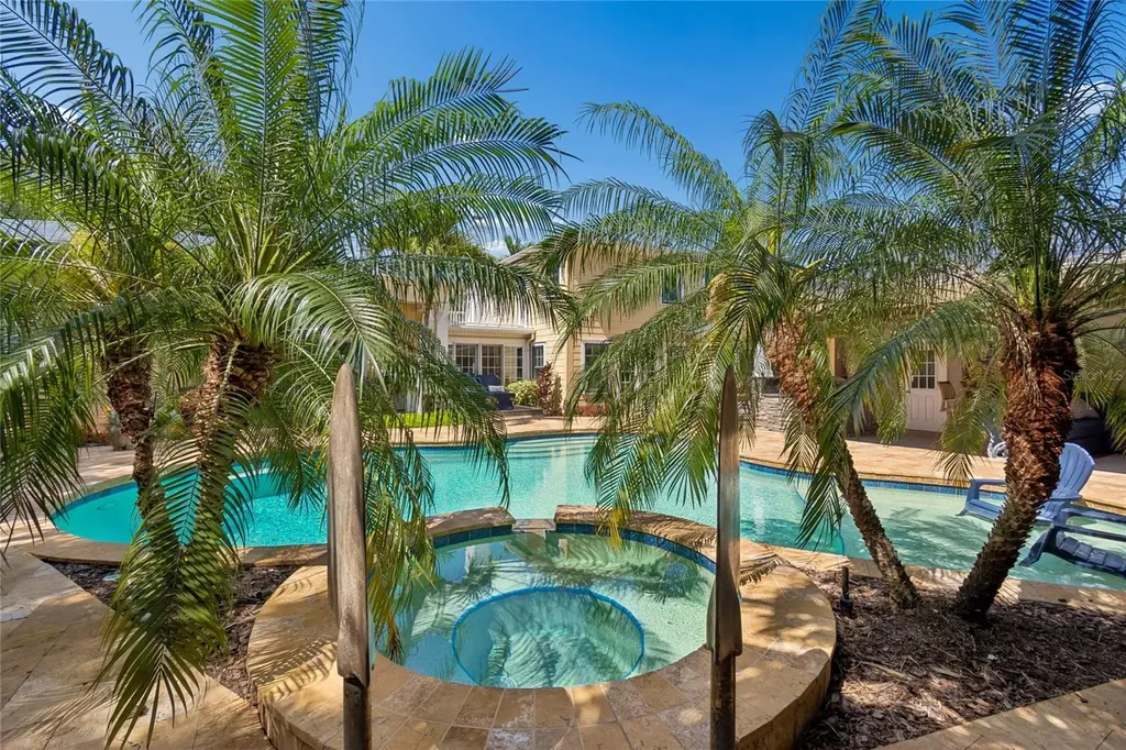 556 21st Avenue NE St Petersburg FL 33704