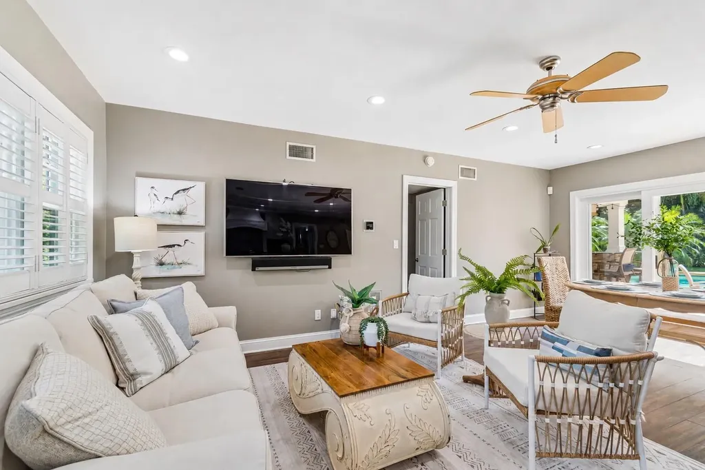 556 21st Avenue NE St Petersburg FL 33704