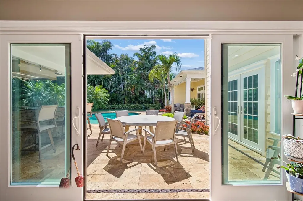 556 21st Avenue NE St Petersburg FL 33704