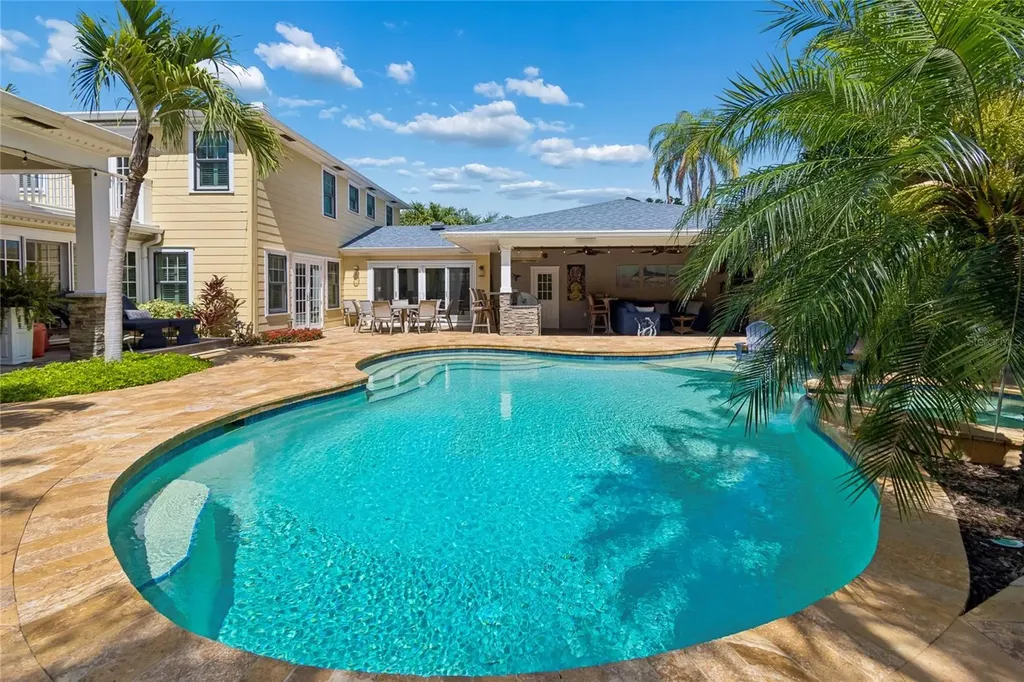 556 21st Avenue NE St Petersburg FL 33704
