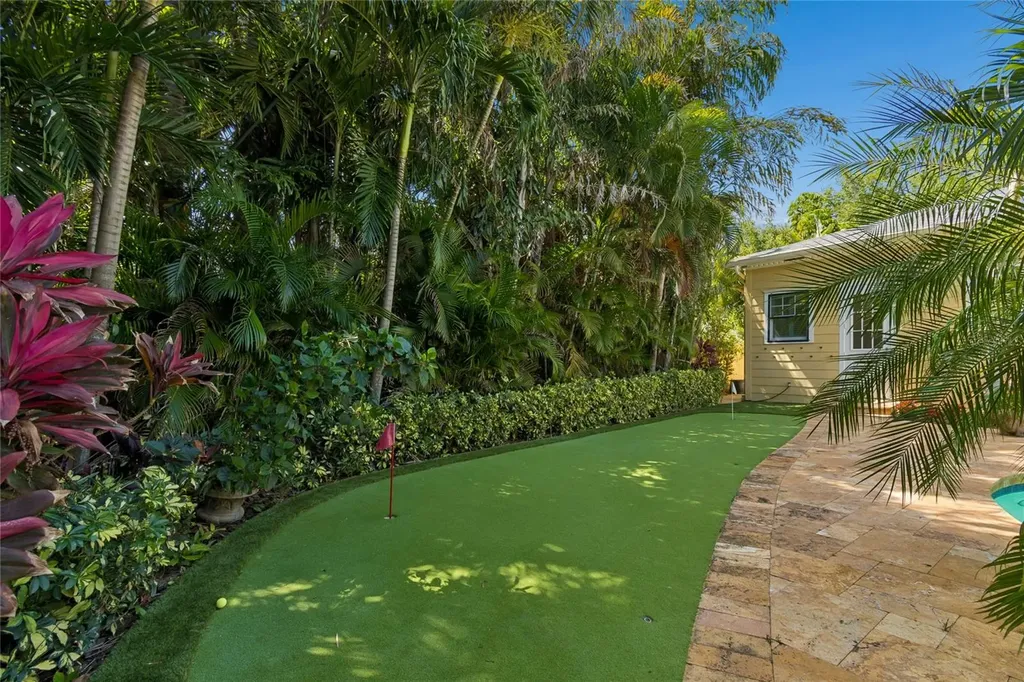 556 21st Avenue NE St Petersburg FL 33704