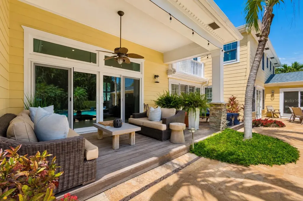 556 21st Avenue NE St Petersburg FL 33704
