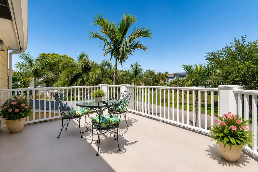 556 21st Avenue NE St Petersburg FL 33704