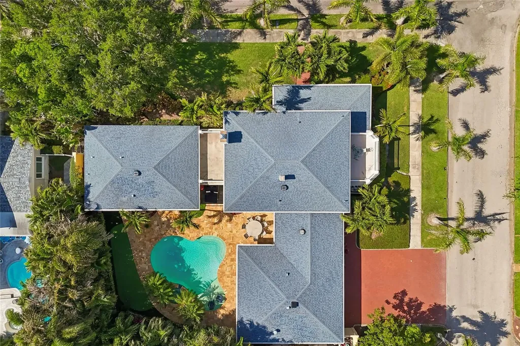 556 21st Avenue NE St Petersburg FL 33704