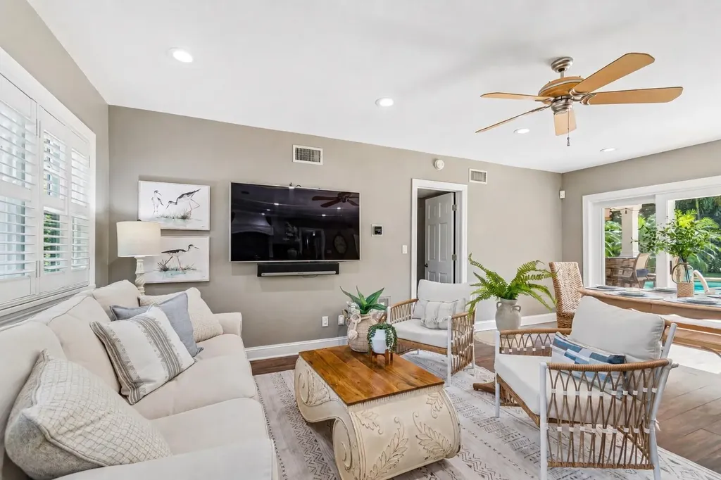 556 21st Avenue NE St Petersburg FL 33704