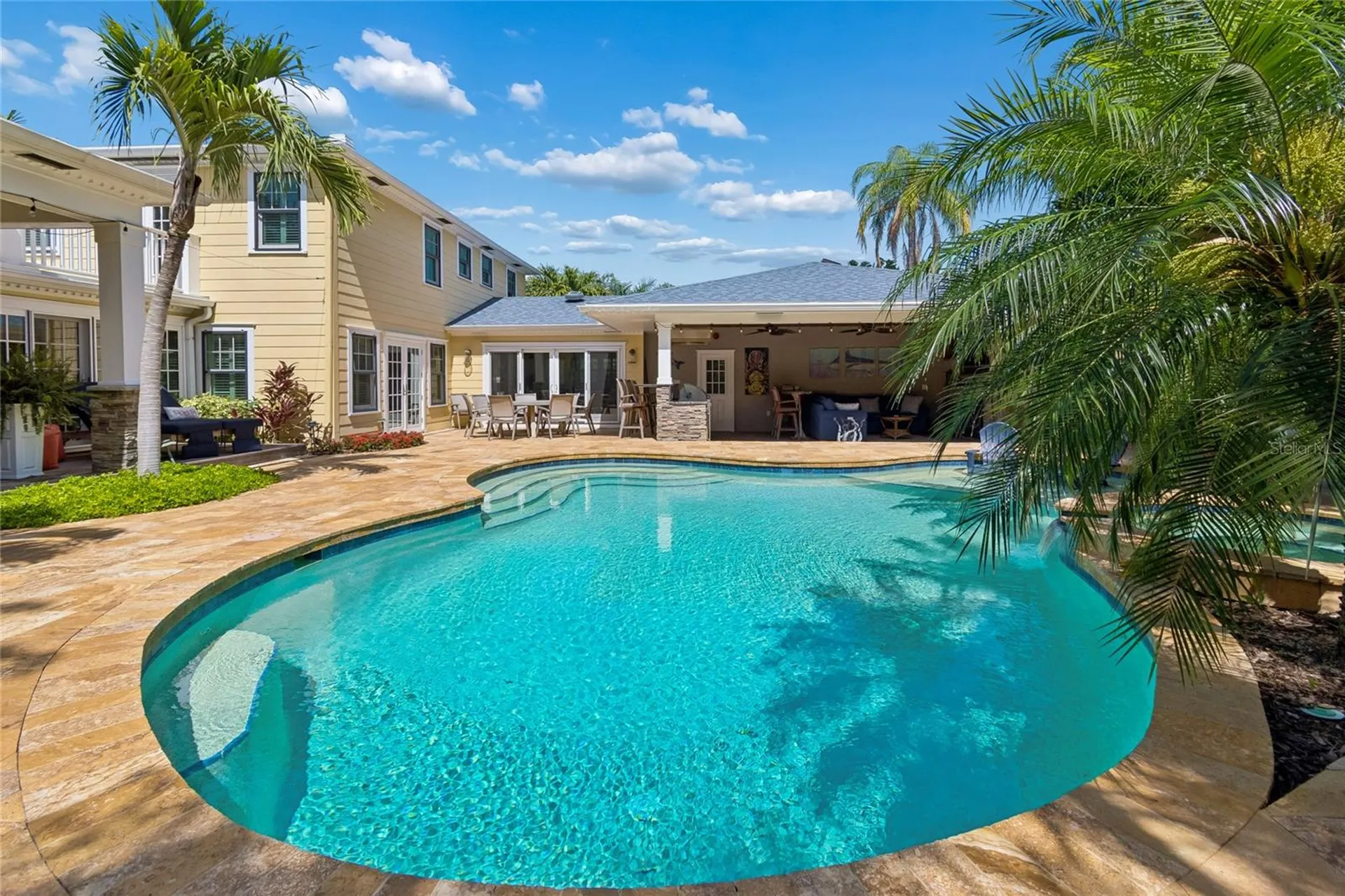 556 21st Avenue NE St Petersburg FL 33704