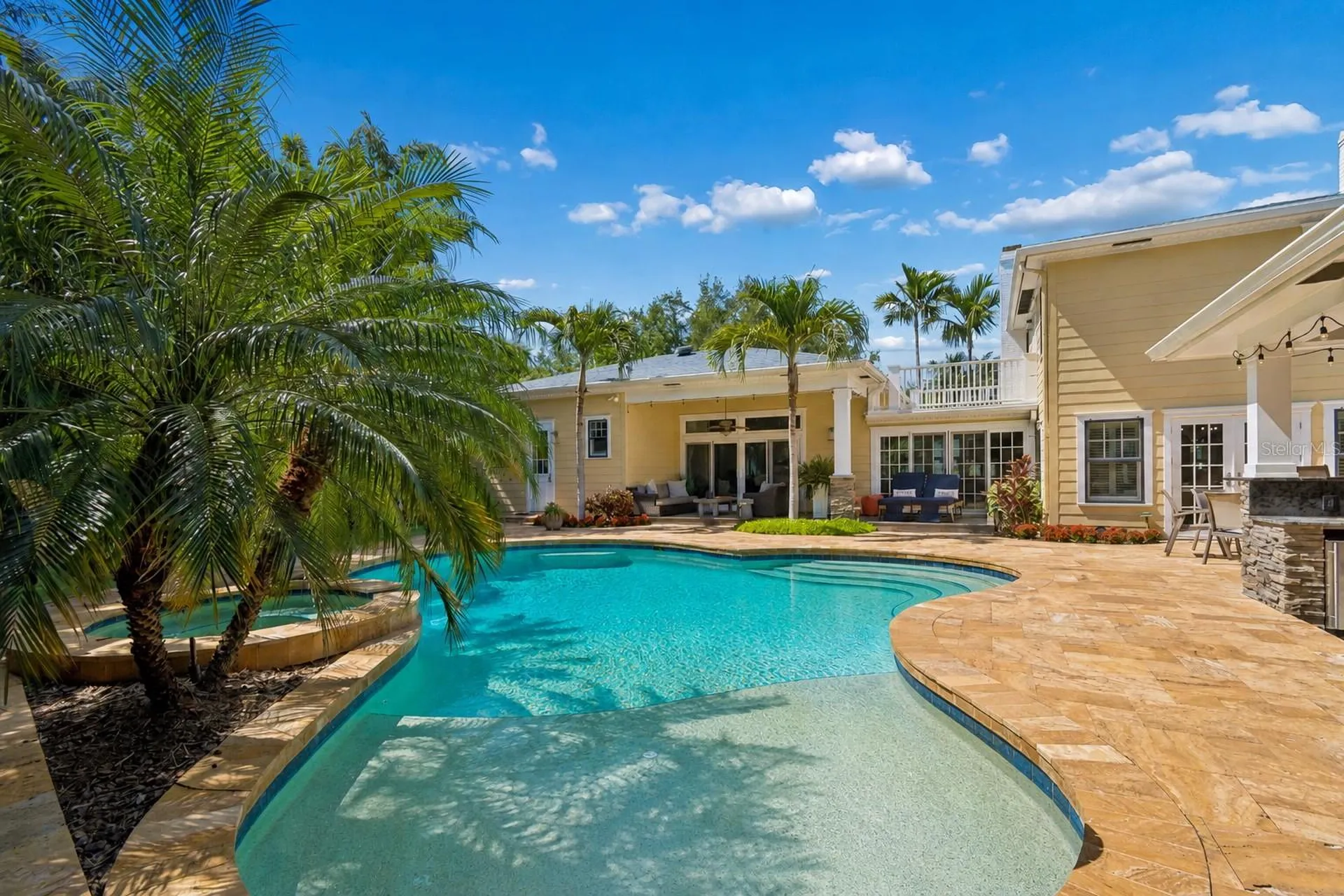 556 21st Avenue NE St Petersburg FL 33704