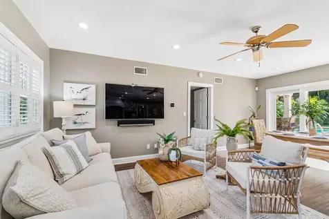 556 21st Avenue NE St Petersburg FL 33704