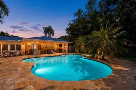 556 21st Avenue NE St Petersburg FL 33704