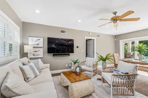 556 21st Avenue NE St Petersburg FL 33704