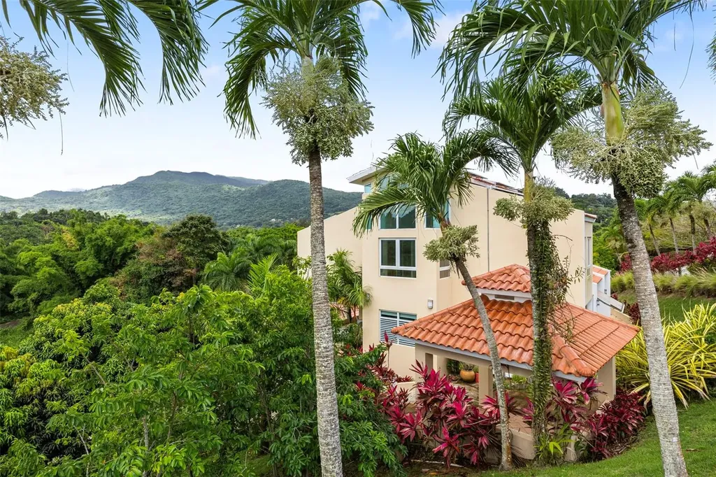 23 & 24 Hacienda Carabali Luquillo PR 00773