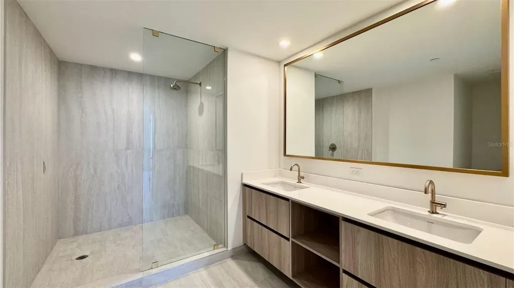 77 SE 5th Street Miami FL 33131