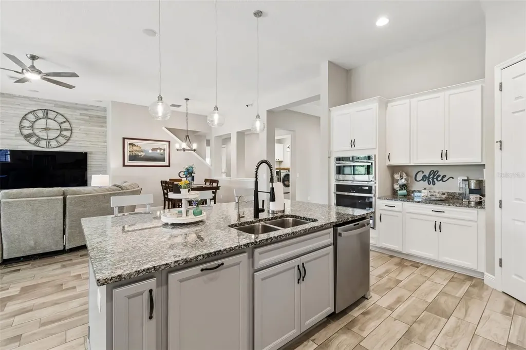 14622 Red Castle Avenue Lithia FL 33547