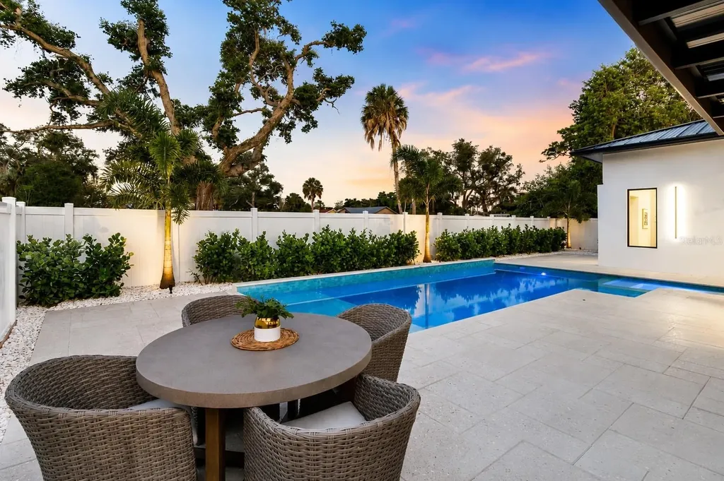 2121 Clematis Court Sarasota FL 34237