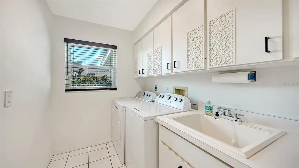 6988 Country Lakes Circle Sarasota FL 34243