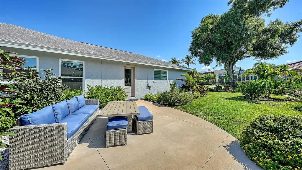 6988 Country Lakes Circle Sarasota FL 34243