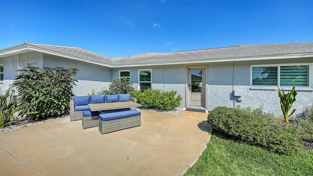 6988 Country Lakes Circle Sarasota FL 34243
