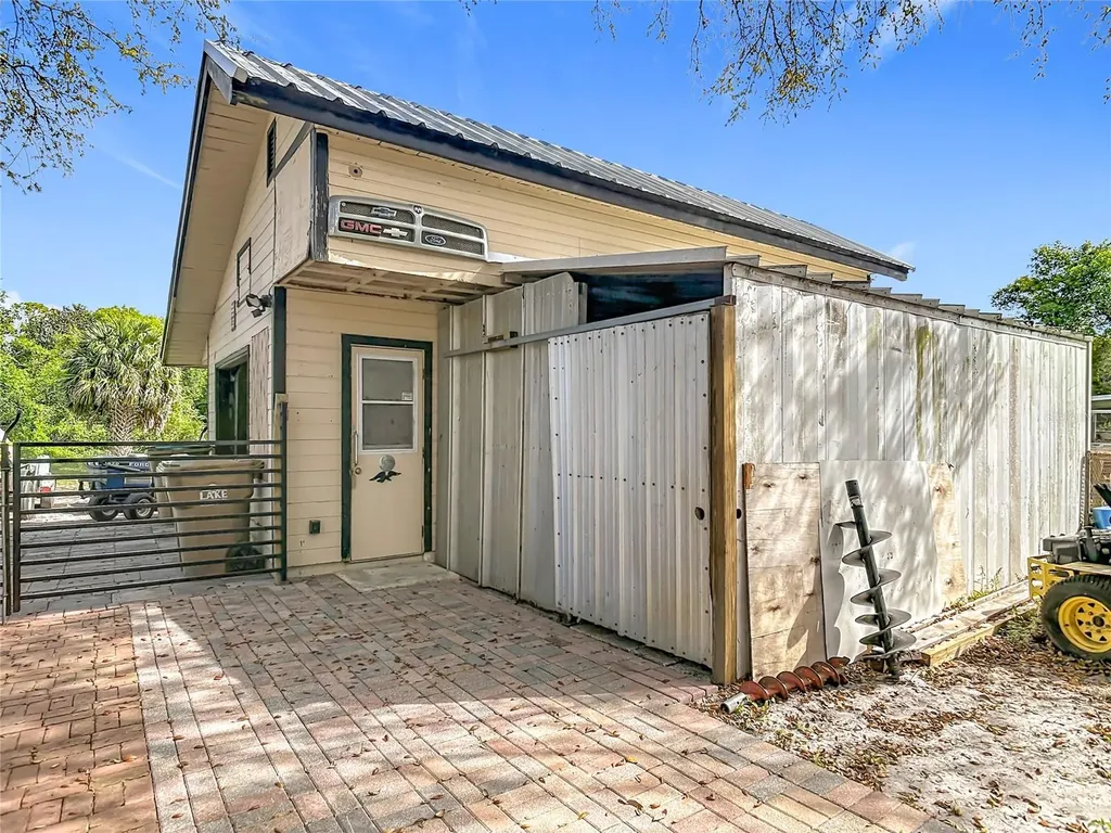 45750 Pine Street Paisley FL 32767
