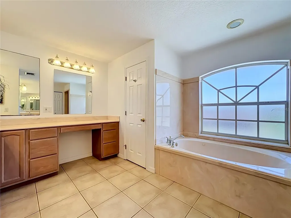624 Kingston Court Apollo Beach FL 33572