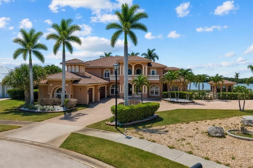7 Cove View Court Cocoa Beach FL 32931