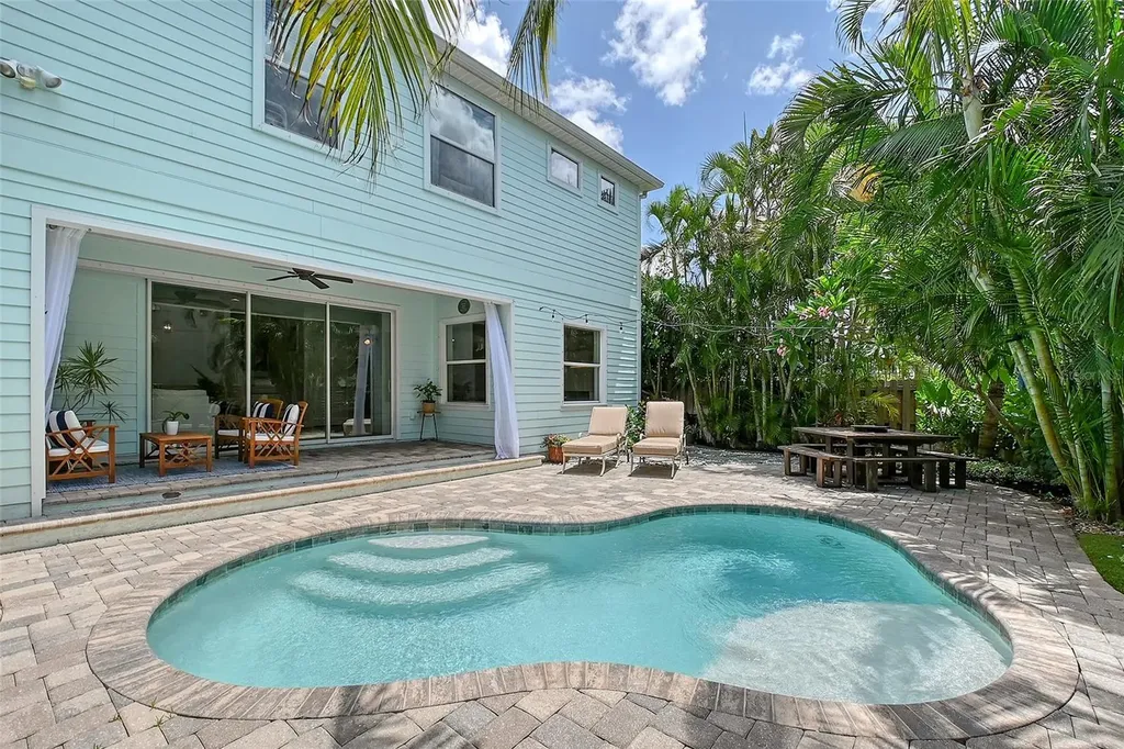 1738 Siesta Drive Sarasota FL 34239