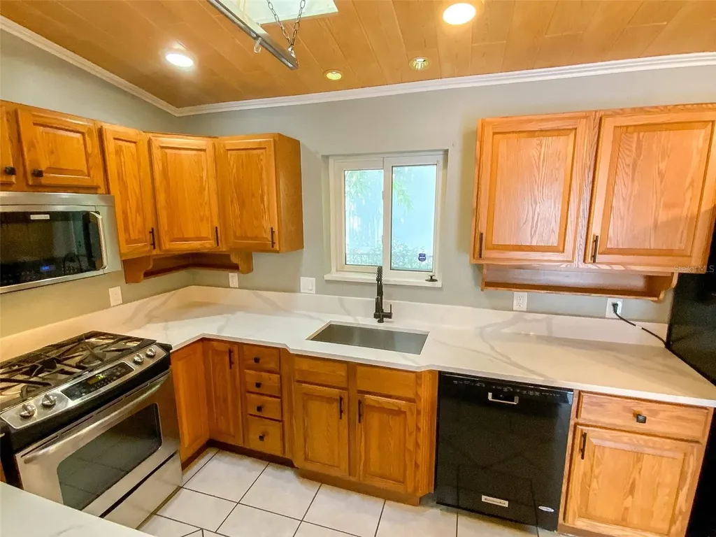 657 Broadway Dunedin FL 34698
