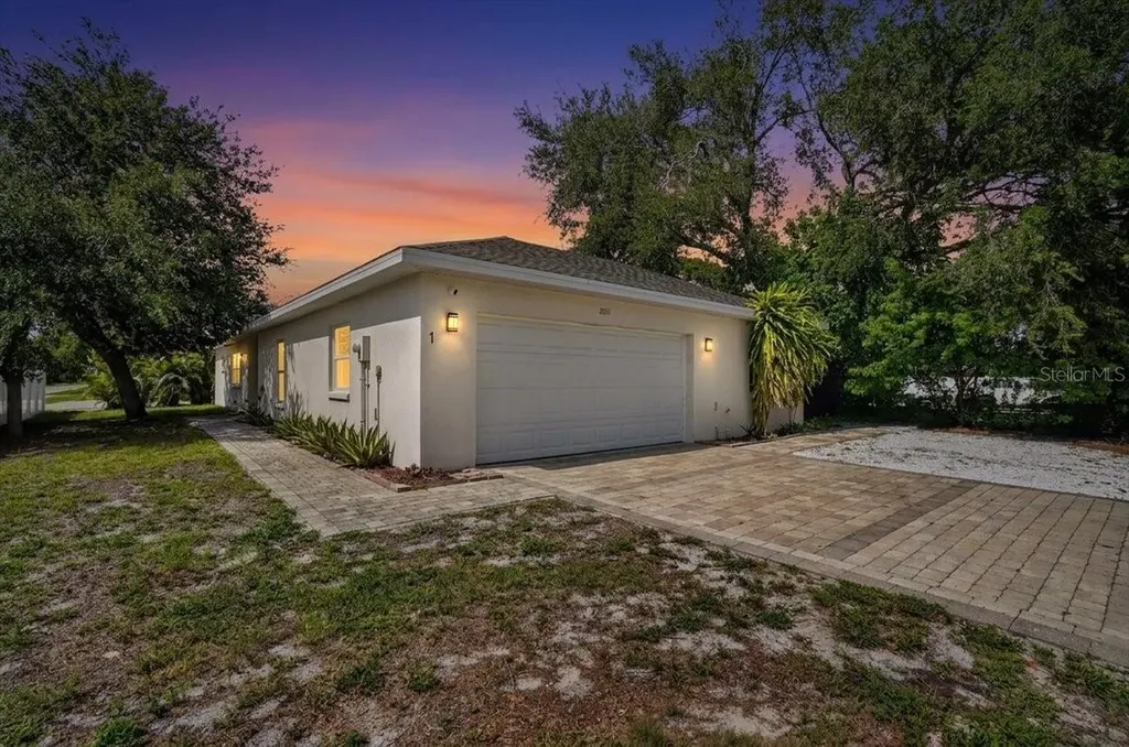 2011 Outer Drive Sarasota FL 34231