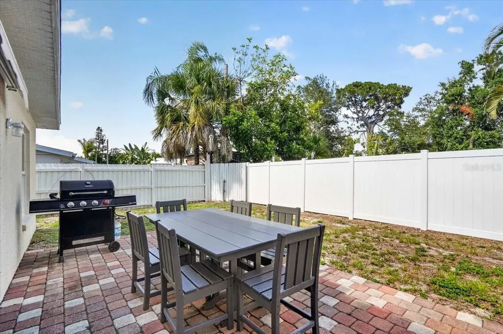 2011 Outer Drive Sarasota FL 34231