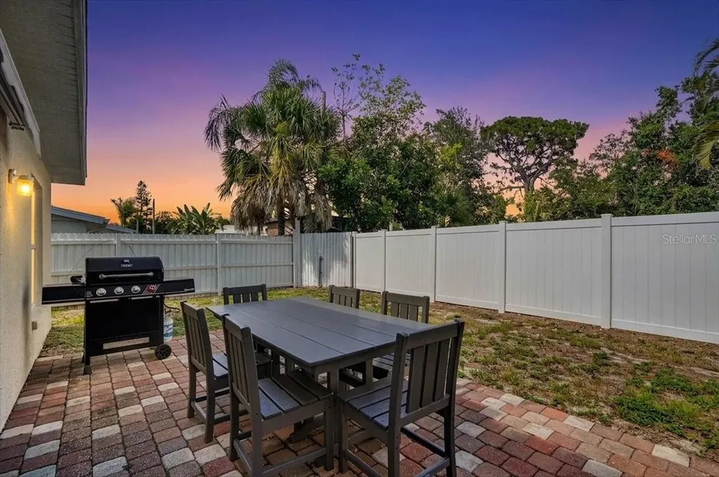 2011 Outer Drive Sarasota FL 34231