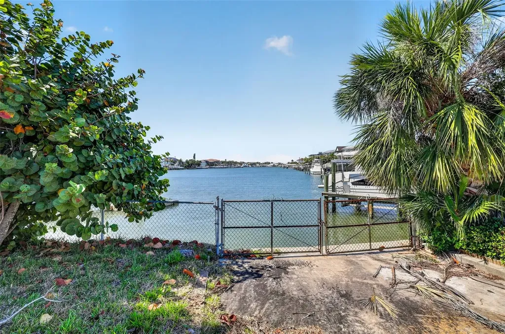 909 Oakwood Drive Largo FL 33770