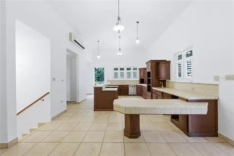 7 Vanda Guaynabo PR 00966