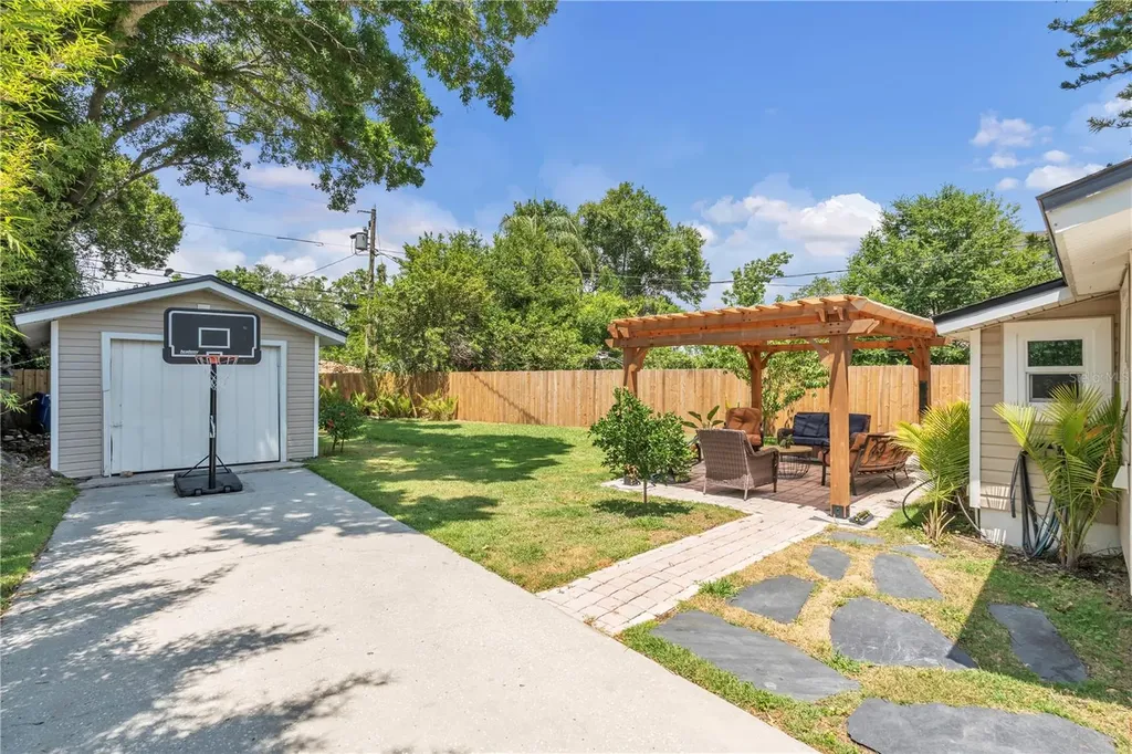 735 40th Avenue N St Petersburg FL 33703
