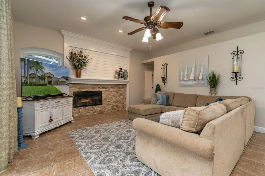 3829 Spruce Pine Drive Valrico FL 33596