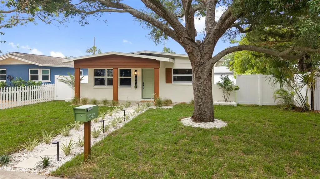 7042 Dartmouth Avenue N St Petersburg FL 33710
