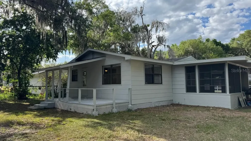 1051 Cr 464 Lake Panasoffkee FL 33538