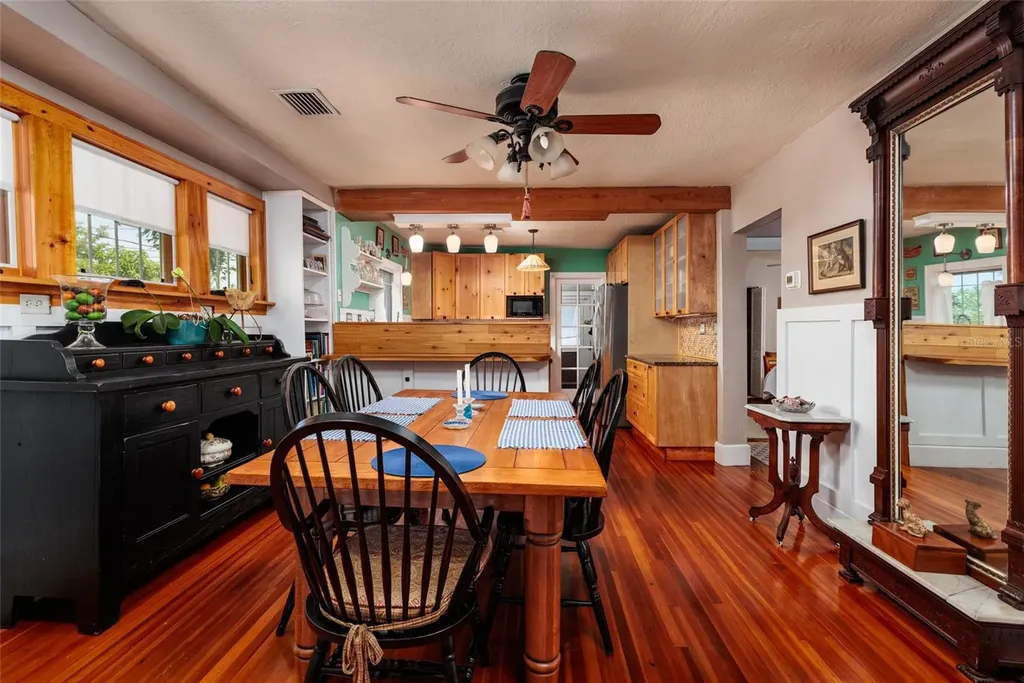 2557 16th Avenue N St Petersburg FL 33713
