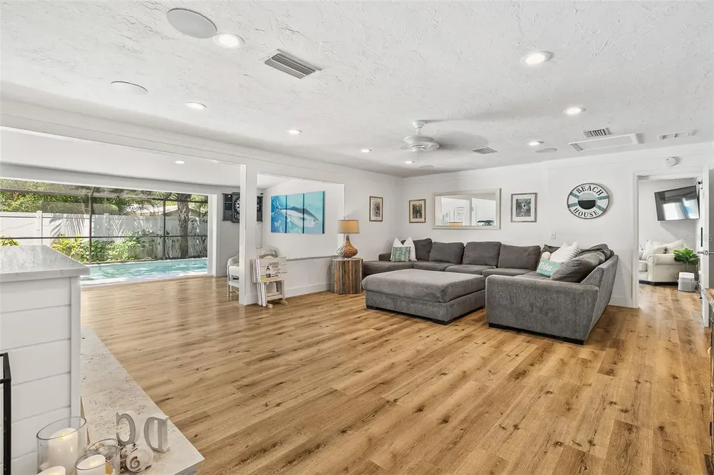 2215 Hibiscus Street Sarasota FL 34239