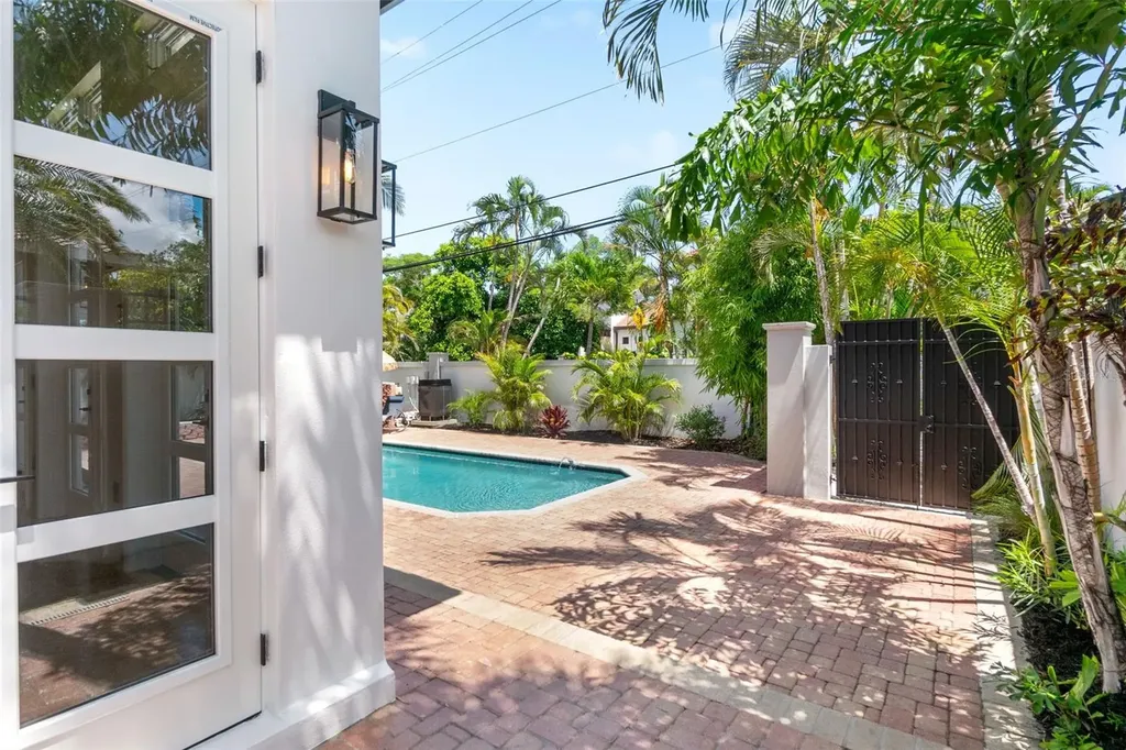 324 Siesta Drive Sarasota FL 34242