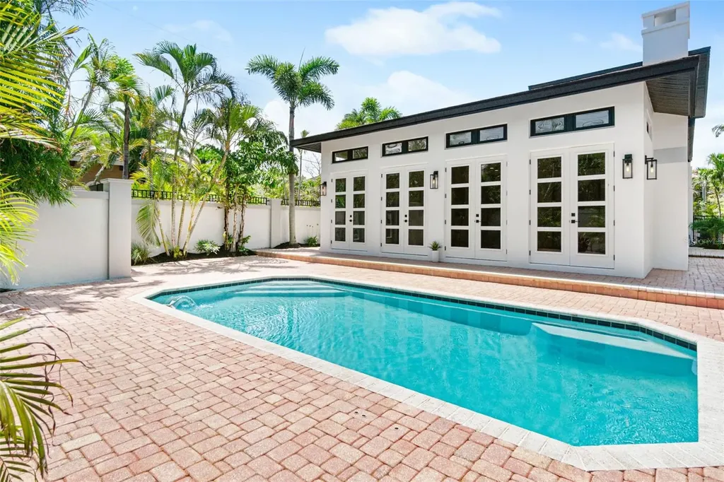 324 Siesta Drive Sarasota FL 34242