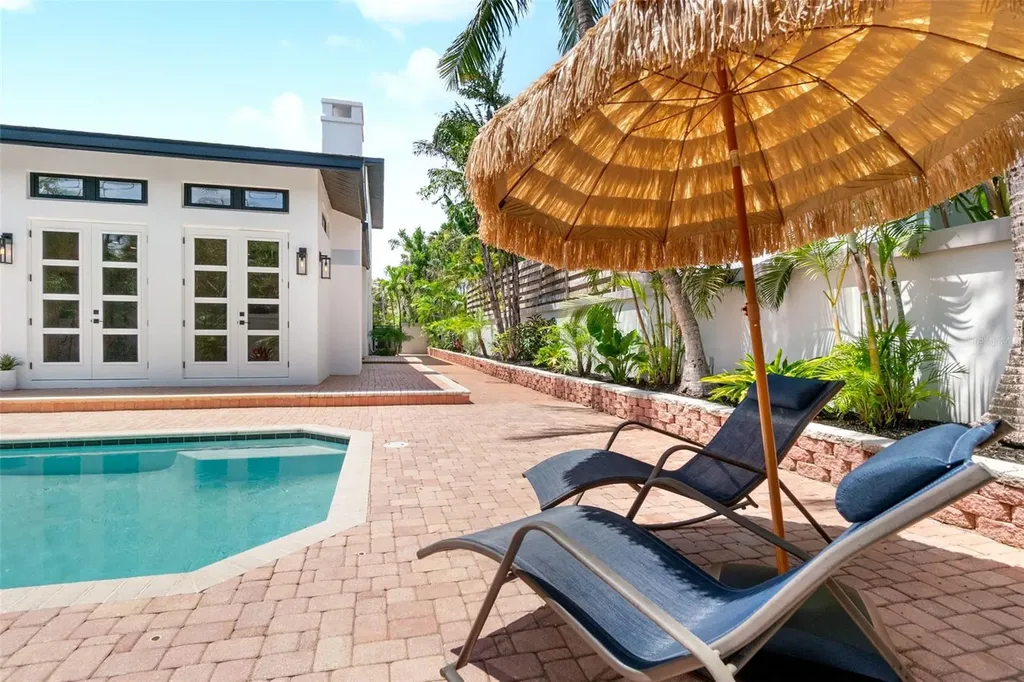 324 Siesta Drive Sarasota FL 34242