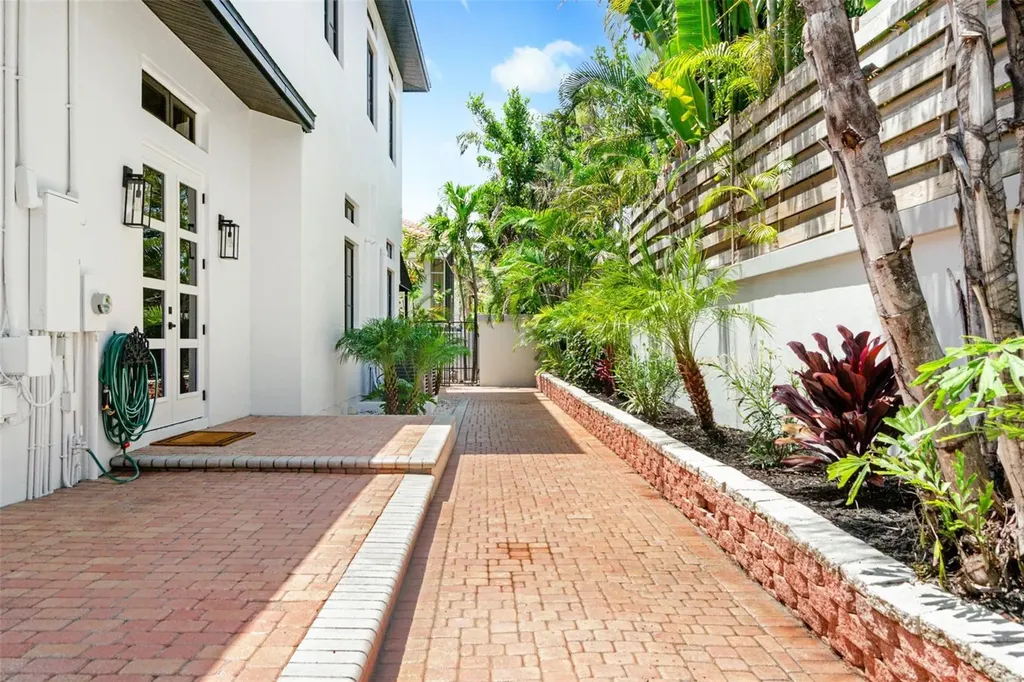 324 Siesta Drive Sarasota FL 34242