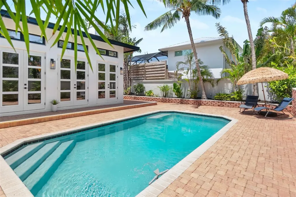 324 Siesta Drive Sarasota FL 34242