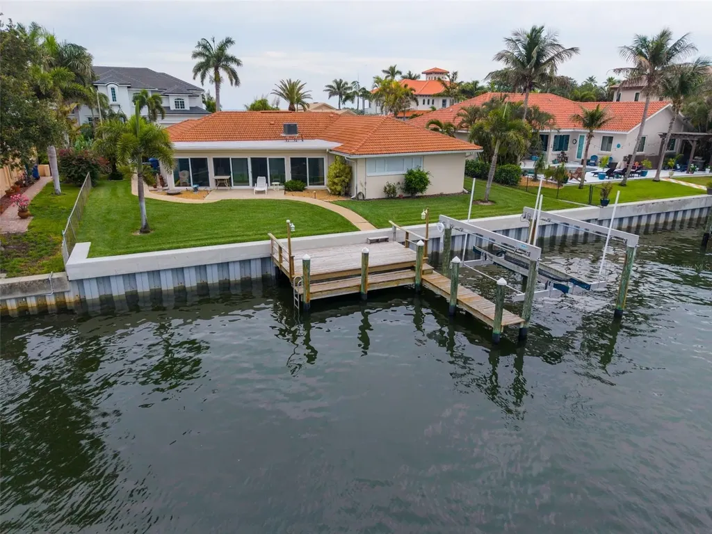 2041 Carolina Avenue NE St Petersburg FL 33703